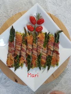 Una foto de Manojitos de espárragos y panceta