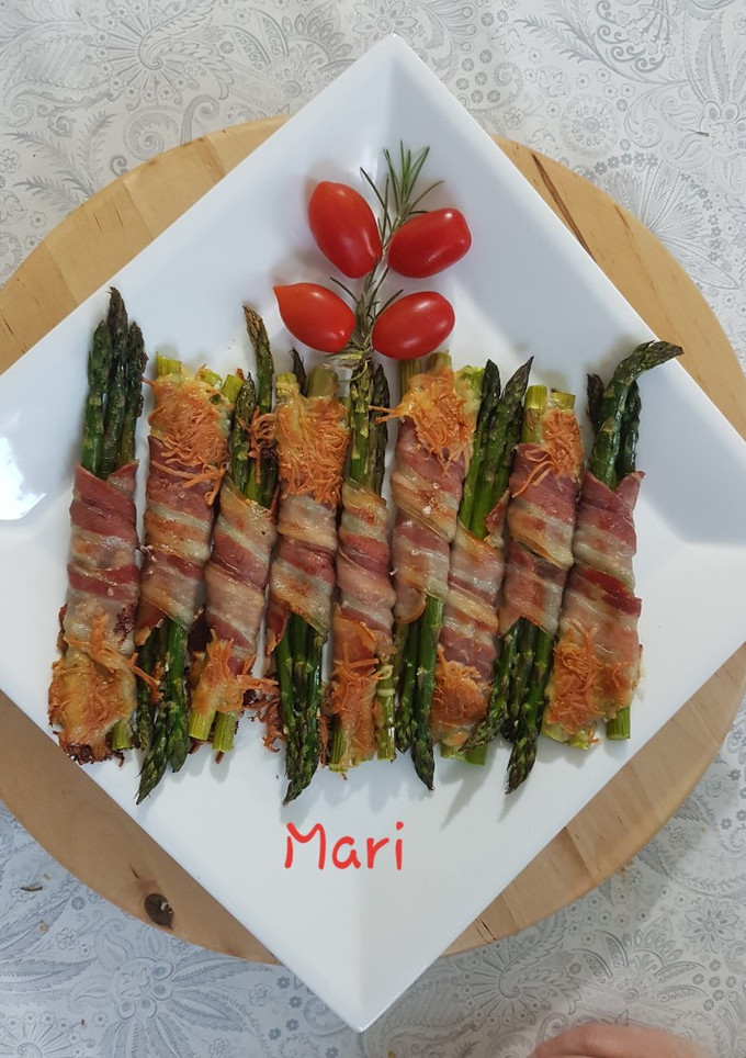 Una foto de Manojitos de espárragos y panceta