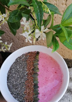 Une photo de Smoothie bowl banane framboises