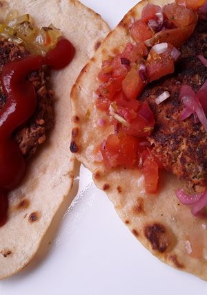 Una foto de Tacos🌮 de hamburguesa🍔 veganos...🤔