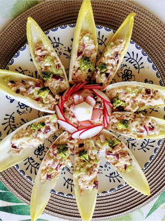 Una foto de Endivias rellenas con ensaladilla de atún (lowcarb)