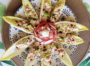 Foto principal de Endivias rellenas con ensaladilla de atún (lowcarb)