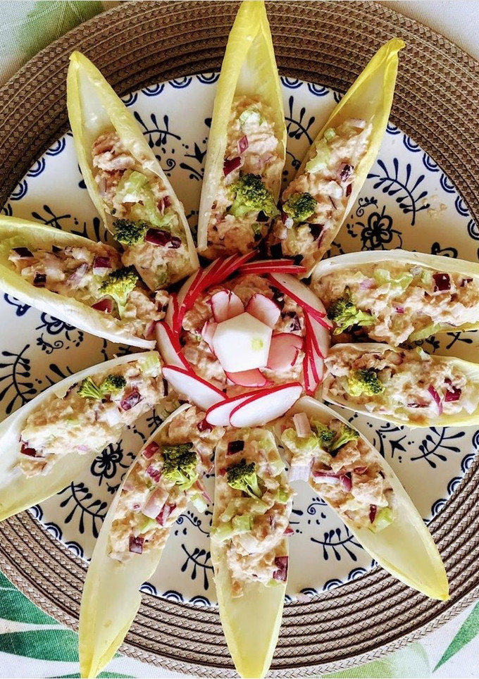 Una foto de Endivias rellenas con ensaladilla de atún (lowcarb)