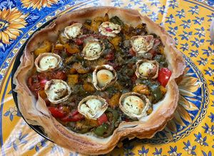 Une photo de Tarte filo, oignon, chèvre et poivrons tricolores