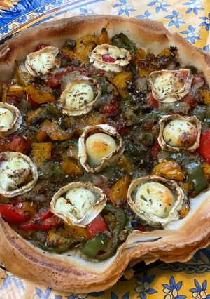 Une photo de Tarte filo, oignon, chèvre et poivrons tricolores