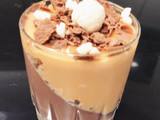 Postre individual de chocolate y caramelo