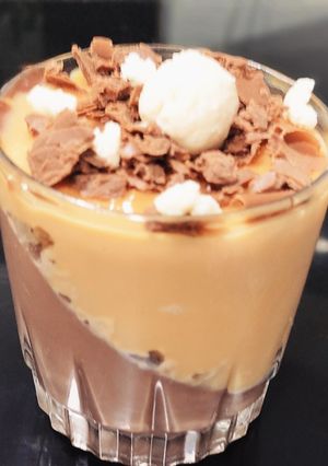 Una foto de Postre individual de chocolate y caramelo