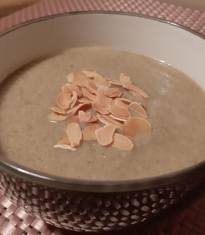 Marokkói mandulás karfiol krémleves lassú főzőben recept fotója