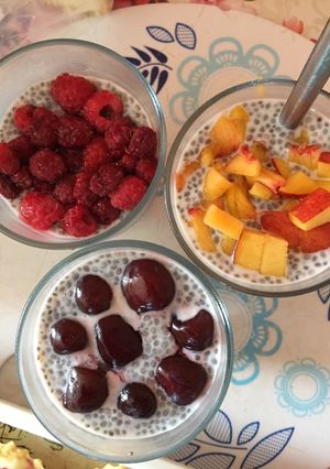 O poză a rețetei Budincă de chia cu fructe.