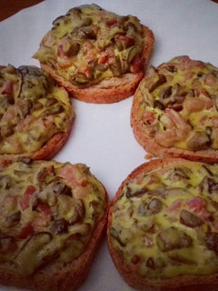 Una foto de Tostas de setas y bacon gratinadas con alioli