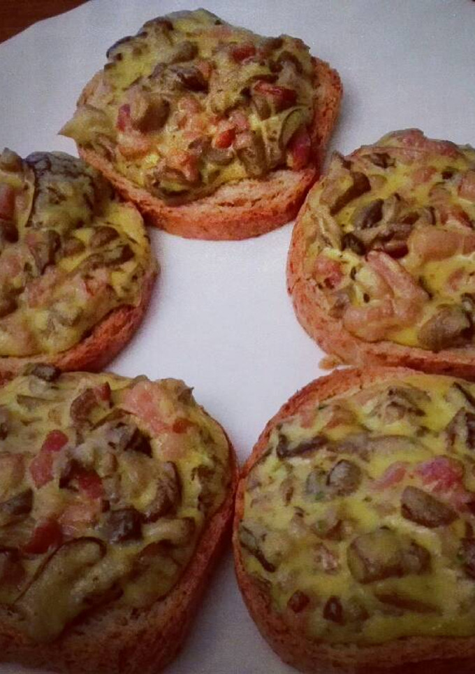 Una foto de Tostas de setas y bacon gratinadas con alioli