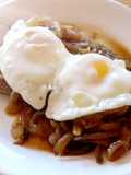 Bifes con cebollas y huevos