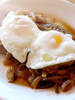 Una foto de Bifes con cebollas y huevos