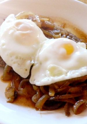 Una foto de Bifes con cebollas y huevos