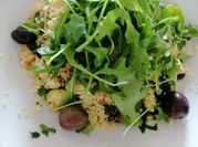 Una foto de ensalada vegana primavera