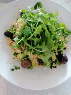 Una foto de 351. Ensalada templada de cous cous con calabacín y rúcula