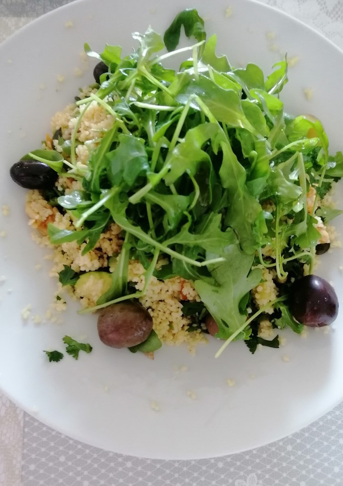 Una foto de 351. Ensalada templada de cous cous con calabacín y rúcula