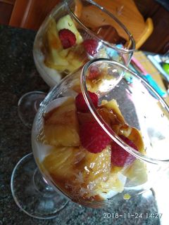 Una foto de Piña macerada con yogur y caramelo