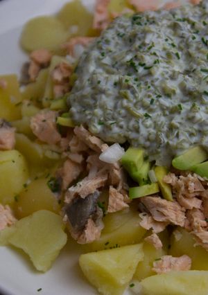 Una foto de Ensaladilla de salmón y aguacate
