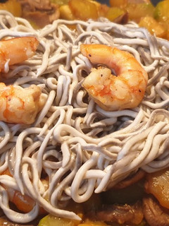 Una foto de Verduras con gulas y langostinos