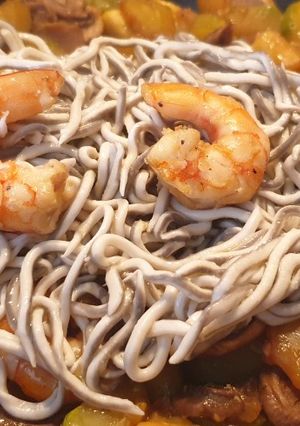Una foto de Verduras con gulas y langostinos