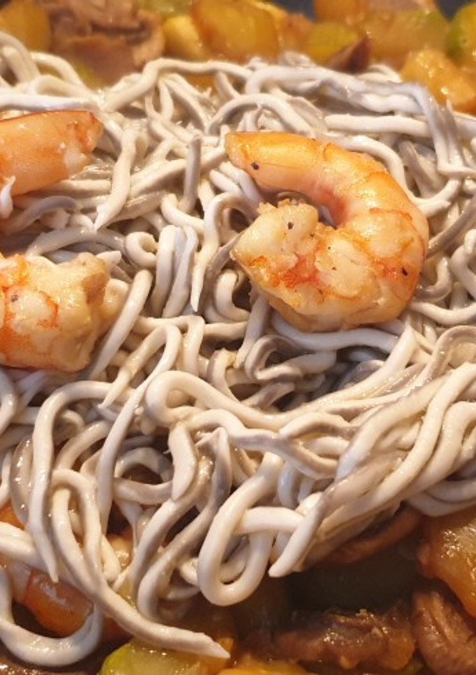 Una foto de Verduras con gulas y langostinos
