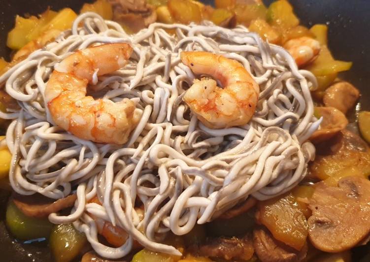 Verduras con gulas y langostinos