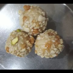 A picture of Khoya aur dry fruits ke ladoo.