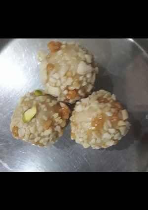 A picture of Khoya aur dry fruits ke ladoo.