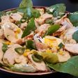 Salade printanière aux épinards et poulet, sauce au yaourt