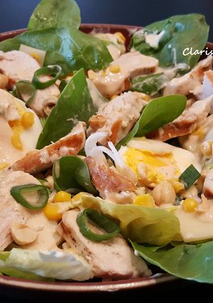 Une photo de Salade printanière aux épinards et poulet, sauce au yaourt