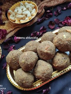 अलसी गुड आटे की पिन्नी (Alsi gur aate ki pinni recipe in Hindi) रेसिपी मुख्य फोटो