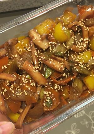 Hình của món 간장오징어볶음 - Mực xào nước tương.