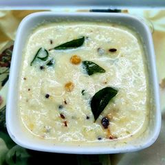 A picture of Coconut Chutney with Roasted Chana Dal.