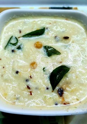A picture of Coconut Chutney with Roasted Chana Dal.