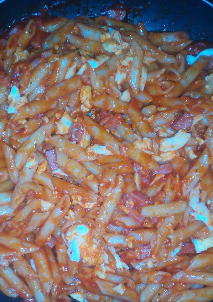 Una foto de Macarrones con bacón y huevo