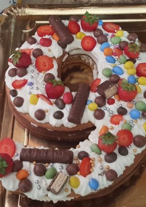 Una foto de Tarta número de buttercream, frosting de queso, fresas