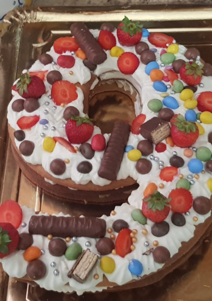 Una foto de Tarta número de buttercream, frosting de queso, fresas