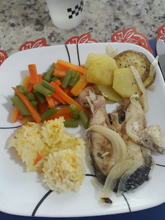 Una foto de Filet de pescado al vapor con vegetales arroz y papita al horno