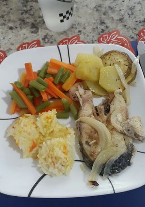 Una foto de Filet de pescado al vapor con vegetales arroz y papita al horno