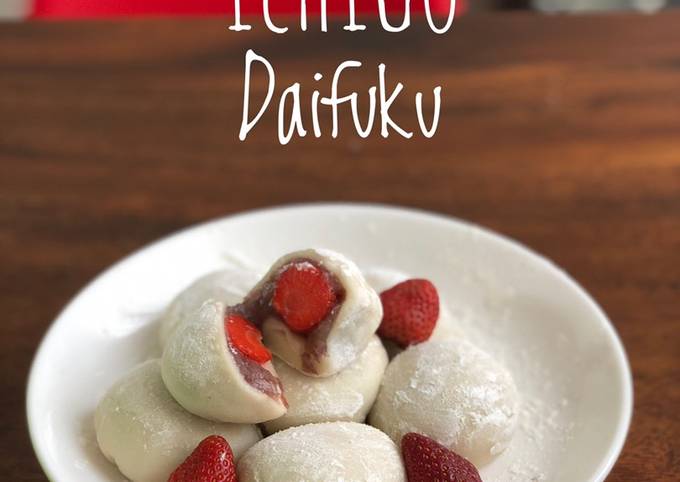 Cara Gampang Menyiapkan Strawberry Red Bean Mochi, Enak Banget