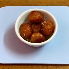 A picture of Gulab jamun.