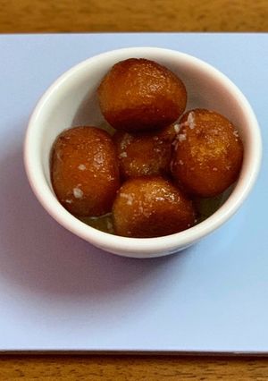 A picture of Gulab jamun.