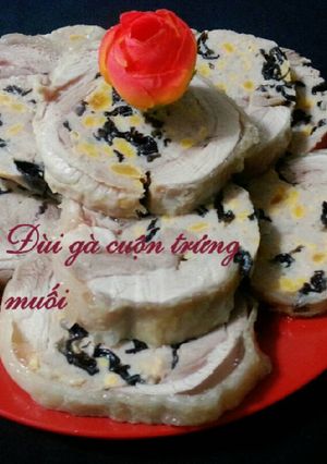 Hình của món Đùi gà cuộn trứng muối.