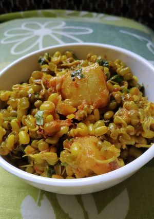 ચણામઠ & તીખા તમતમતા બટેટા રેસીપી મુખ્ય ફોટો
