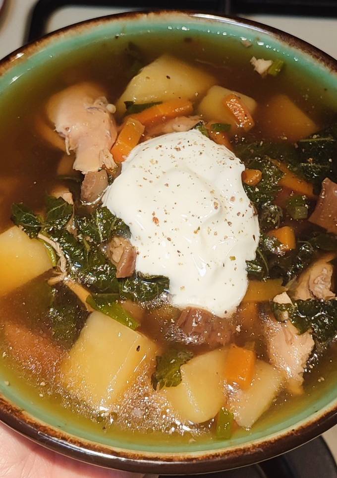 Зелений борщ з куркою, сушеними грибами та кропивою😋