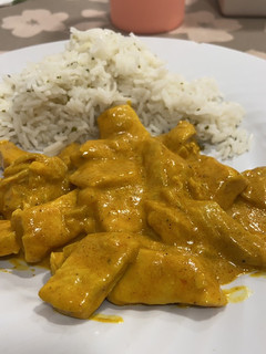 Una foto de Pollo al curry acompañado de arroz