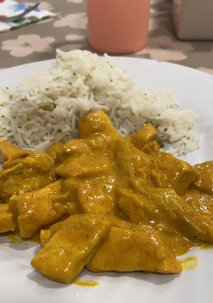 Una foto de Pollo al curry acompañado de arroz