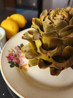 Una foto de Alcachofas al vapor con limoneta