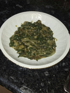 Una foto de Espinacas con yuca y cebolla